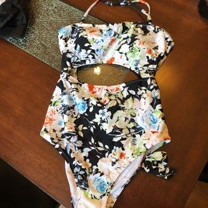 Cupshe one piece swim suit - medium - NWT